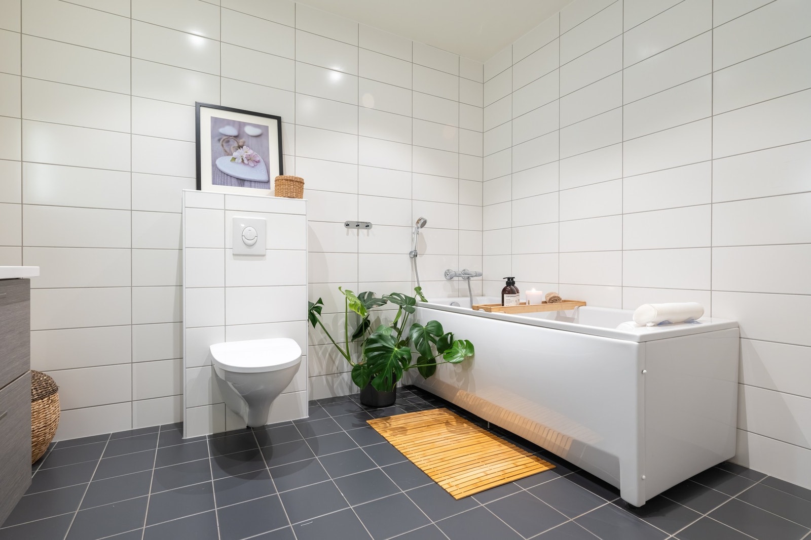 Videre er det badekar med dusj. God plass til andre oppbevaringsløsninger. Galleribilde