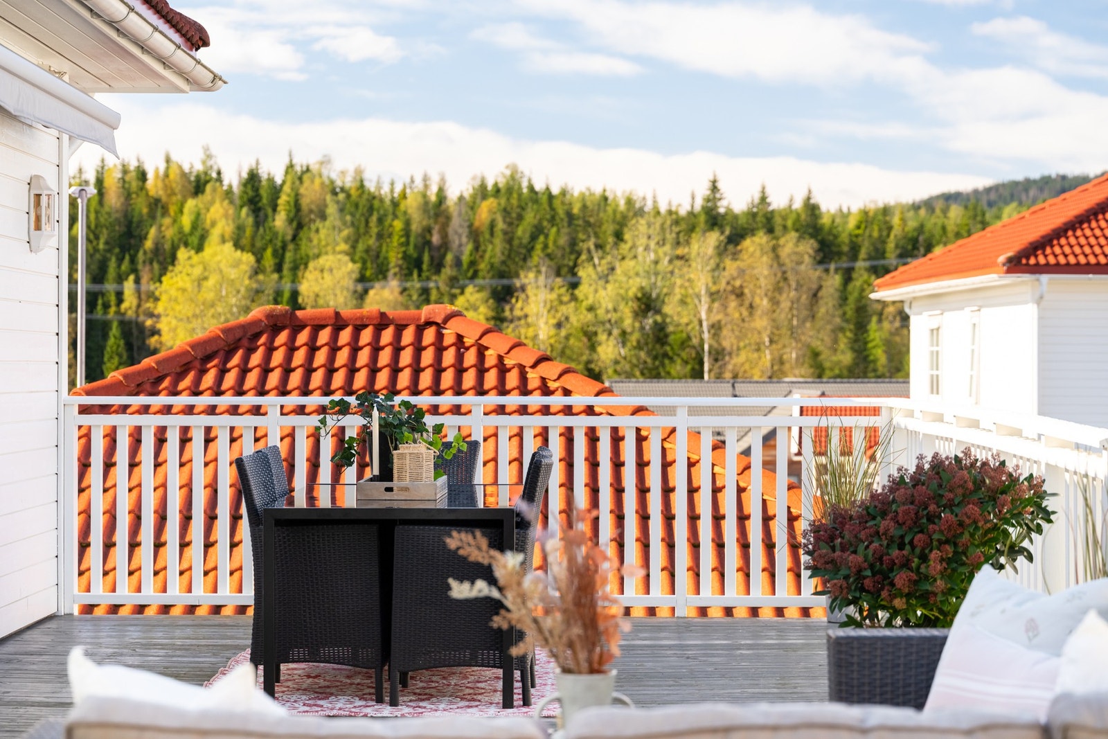 Terrassen er på 34 kvm og gir med det god plass til flere utemøblement som loungemøbler, solsenger og spisebord. Galleribilde