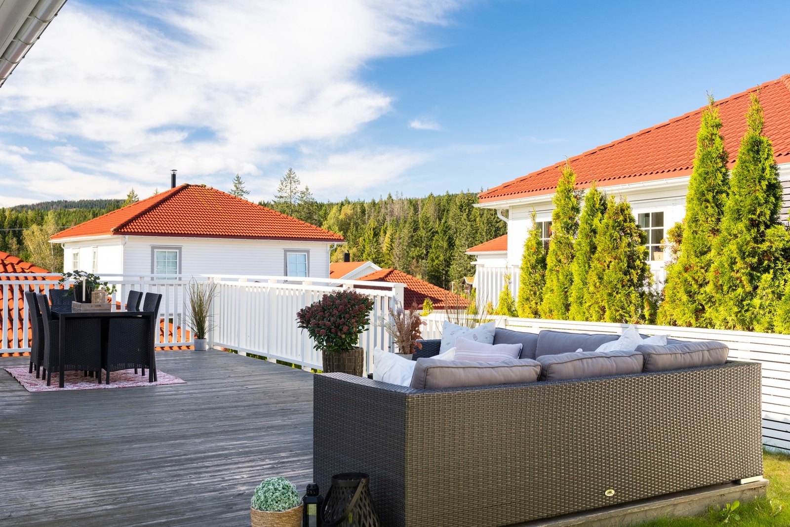 Med kort vei til kjøkkenet er det supert å plassere grillen her ute, og både lage og spise måltidene utendørs. Galleribilde