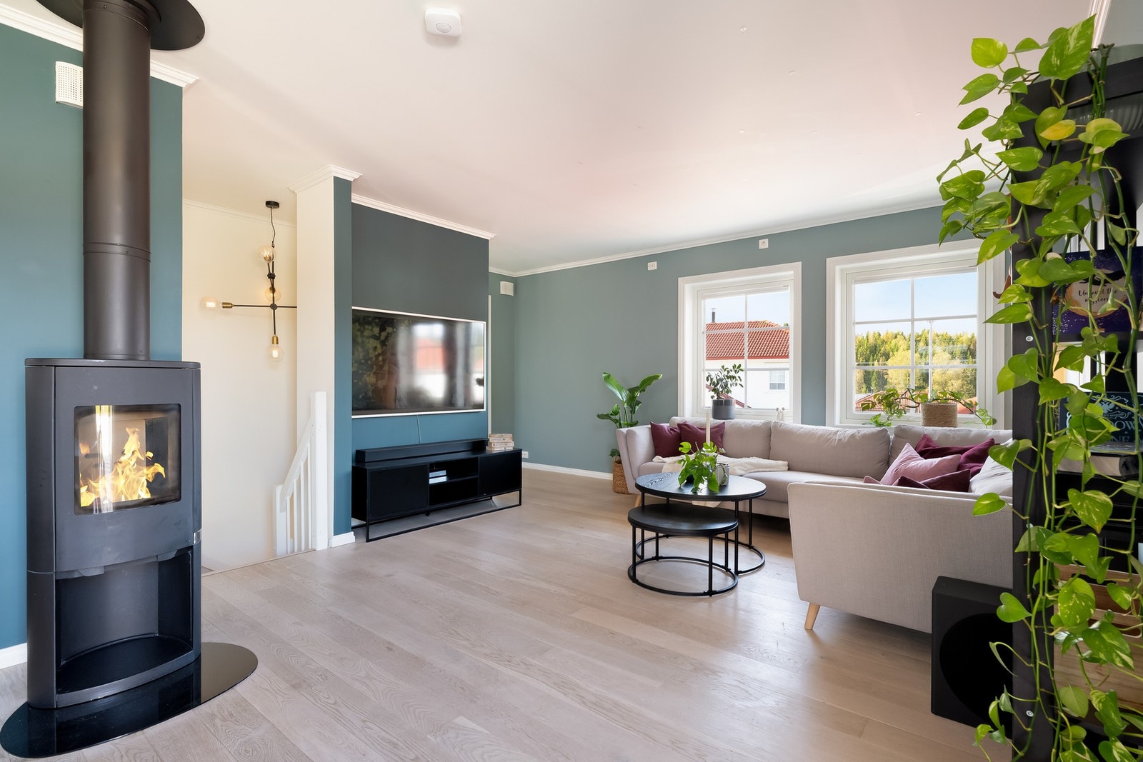 Vindusflater på tre sider gir godt med naturlig lysinnslipp. Galleribilde