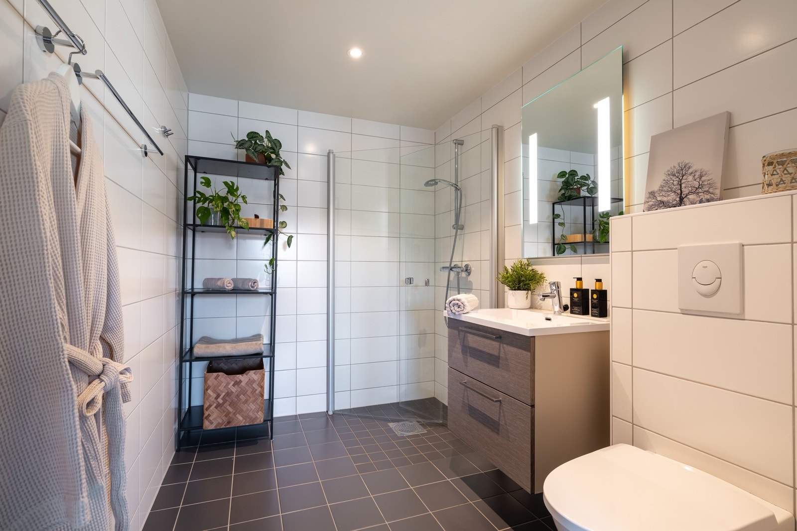 Soverommet er tilknyttet eget fullverdig baderom og gir med det en "en suite"-løsning. Galleribilde