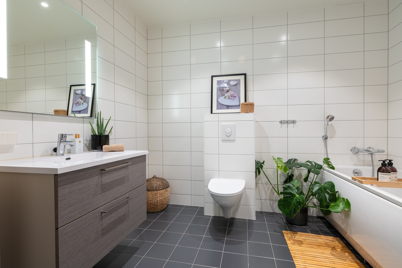 Boligen har to fullverdige baderom som er praktisk plassert i hver sin etasje. Galleribilde