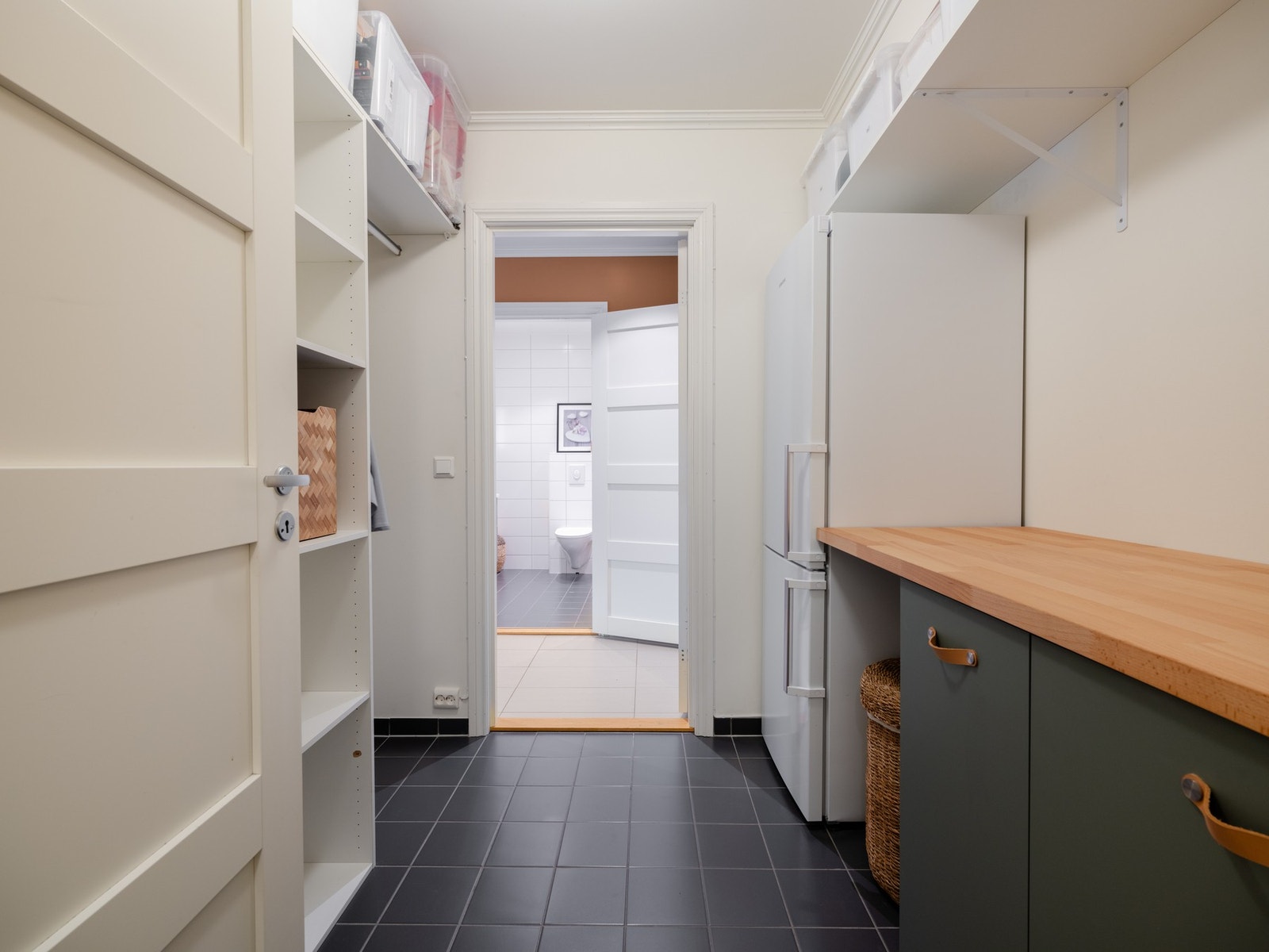 På motsatt side for baderommet finner vi den innvendige boden og videre inn det tekniske rommet kombinert med vaskerommet. Galleribilde