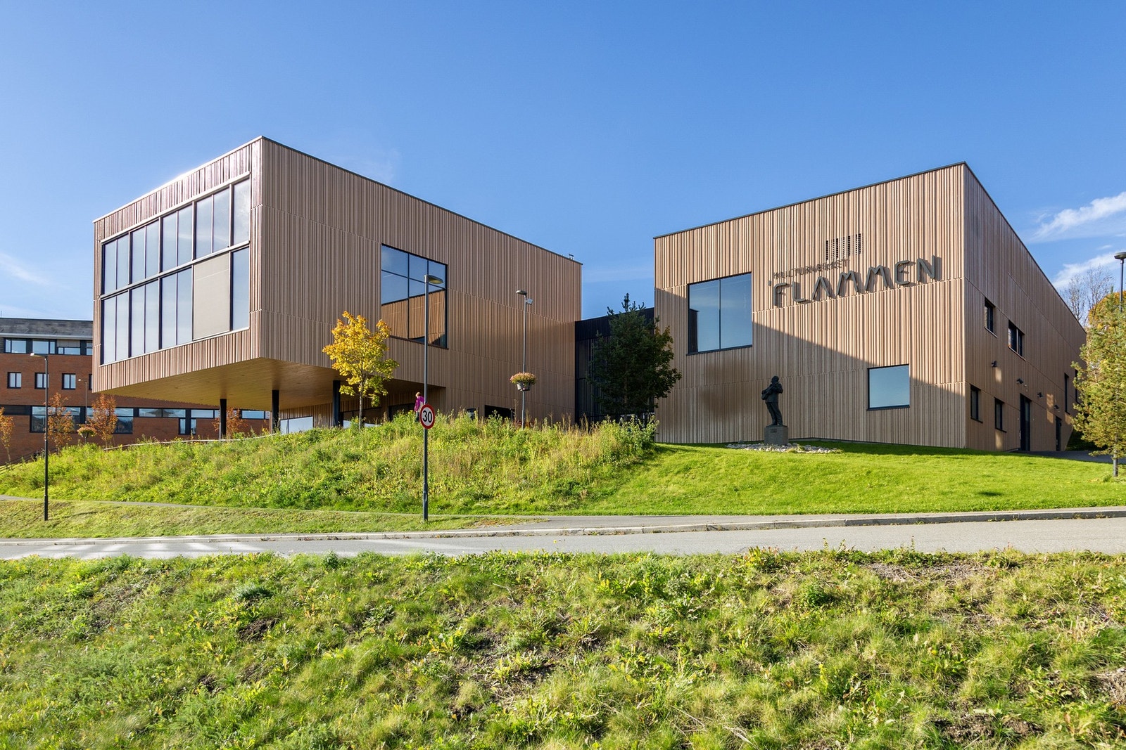 Kulturverket Flammen byr på rikelig med kulturliv med blant annet bibliotek, kulturskole, ungdomslokaler og flere saler. Galleribilde