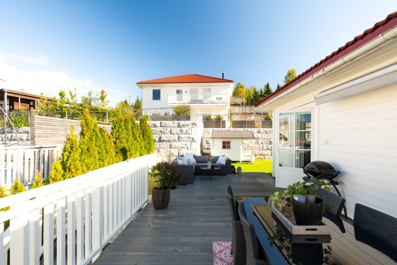 Det er montert markise som kan benyttes ved behov for det. Galleribilde