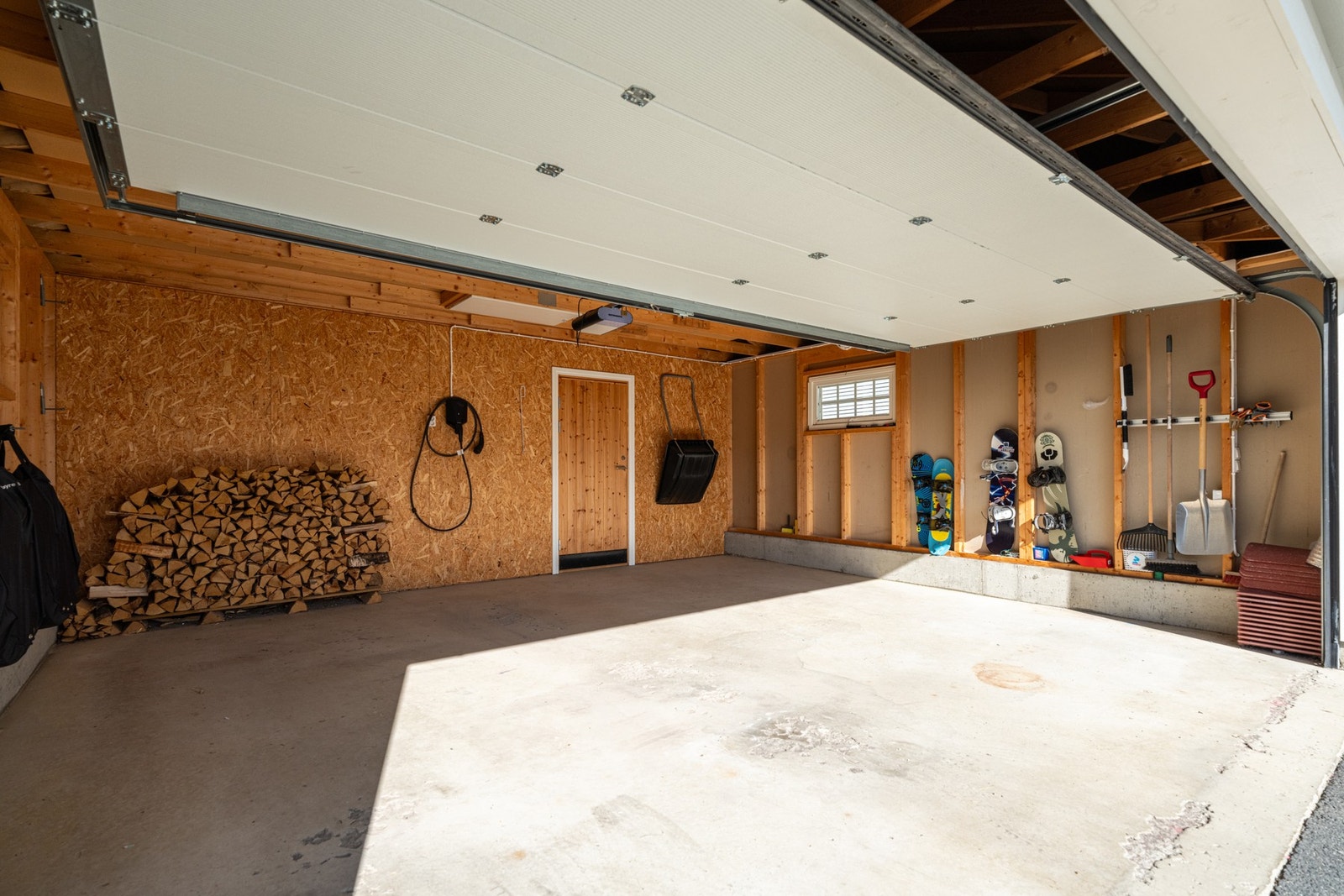 Innenfor garasjen er det tilgang til praktisk bod, i tillegg til hems på overside for lagringsplass. Galleribilde