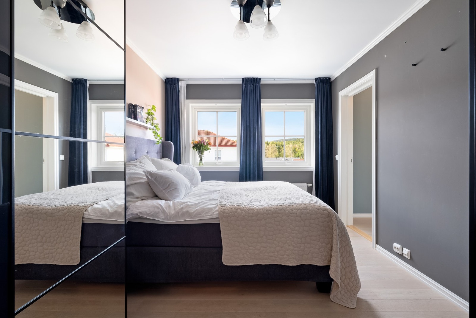 Rommet er malt i behagelige fargevalg og det er parkett på gulv. Galleribilde