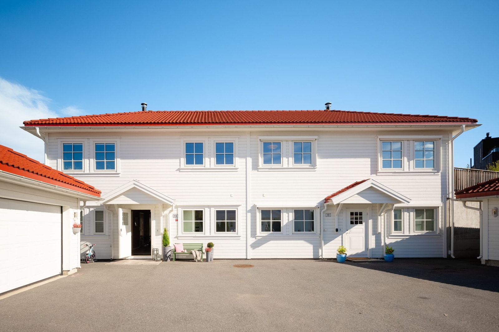 Fremsiden av huset er pent opparbeidet og asfaltert. Her er det fint å plassere kafébord og nyte solen. Galleribilde