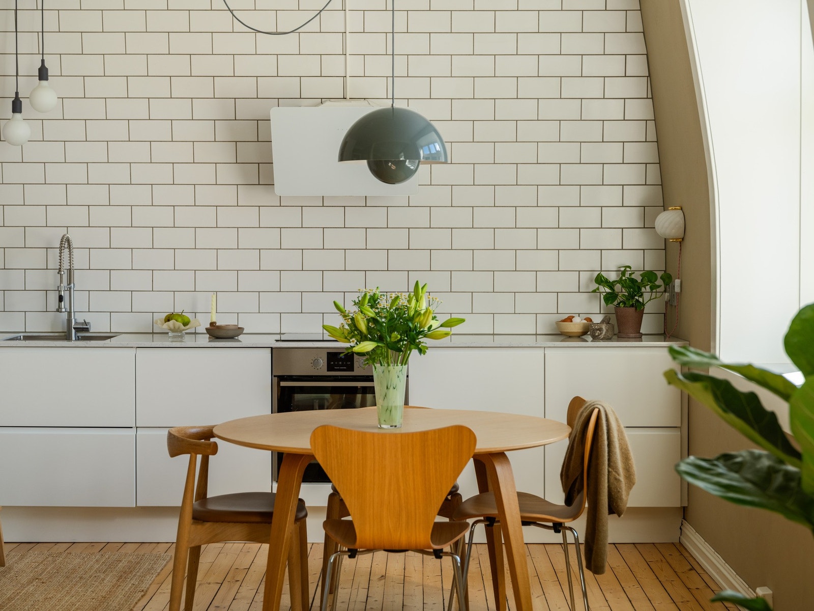 Superfine fliser over kjøkkenbenken, og det er god plass til spisebord. Galleribilde