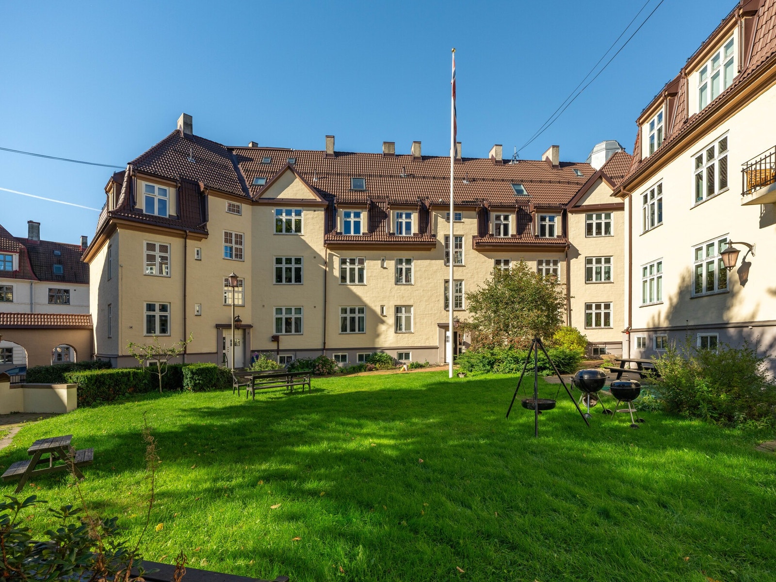 Disse gårdene ble tegnet med trivsel for beboerne som øverste prioritet, og derfor har de store og grønne gårdsrom. Galleribilde
