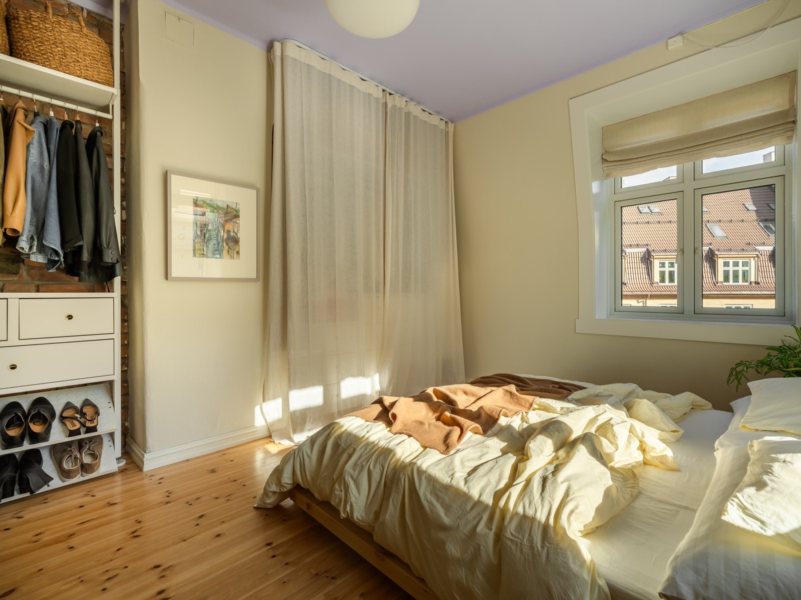 Forhenget skjuler en stor garderobe. Dette kan så klart også bygges inn på andre måter. Galleribilde