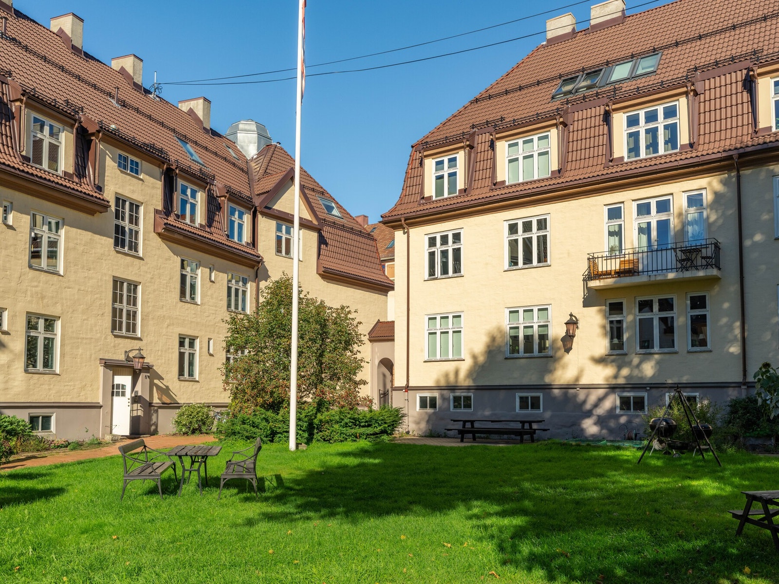 Gården er en staselig og vakker 20-tallsgård, og er en del av den klassiske Torshov-bebyggelsen. Galleribilde