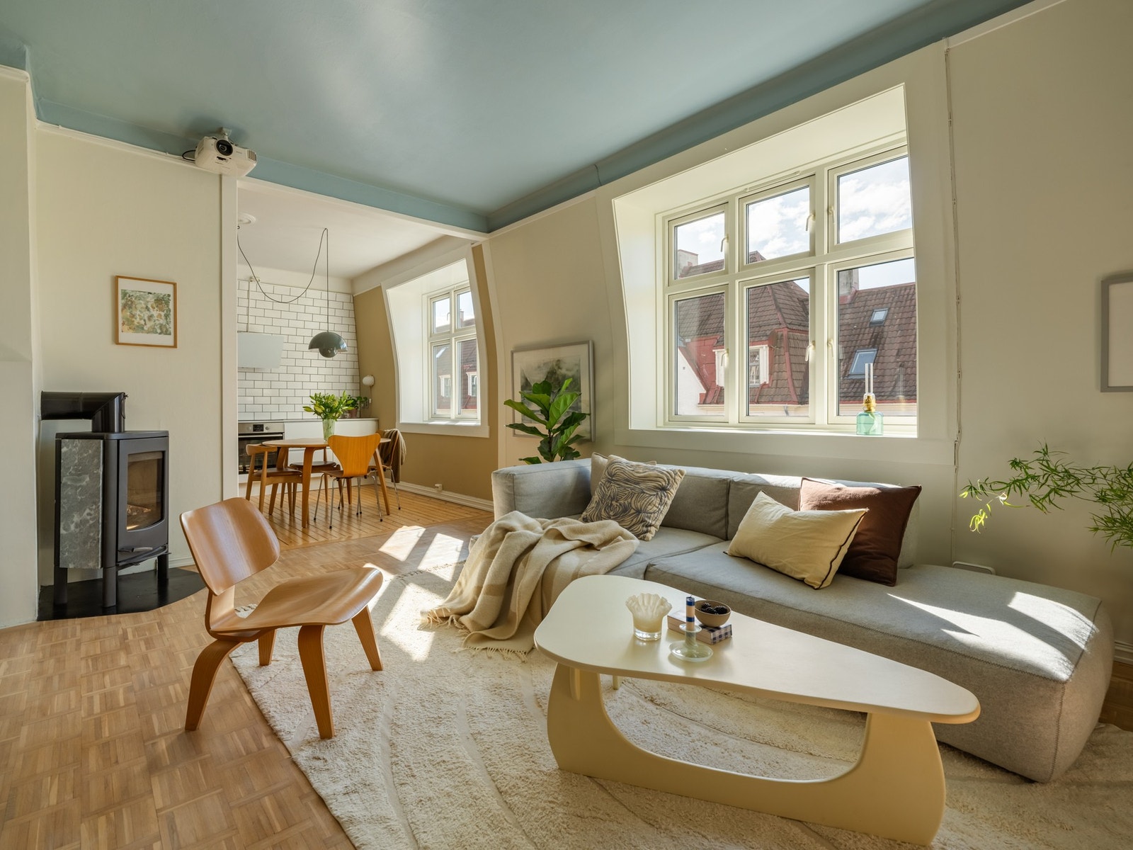 Du er forresten helt på toppen her, så det er lite innsyn og masse utsyn. Galleribilde