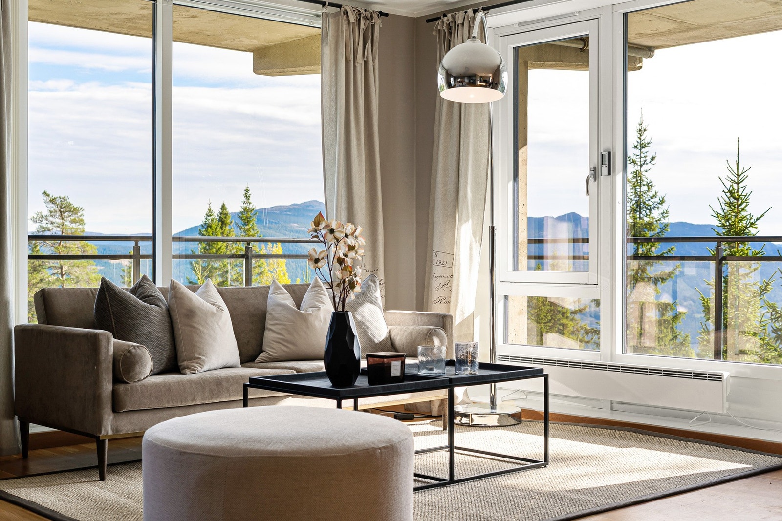 Store vindusflater slipper inn mye naturlig lys. Galleribilde