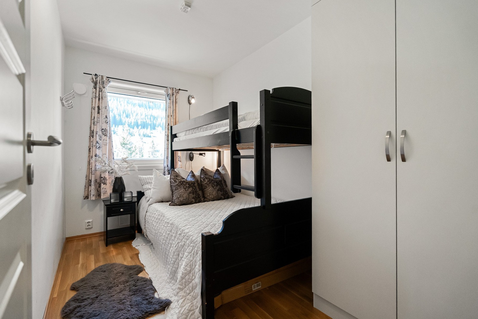 Alle senger medfølger ved salget. Galleribilde