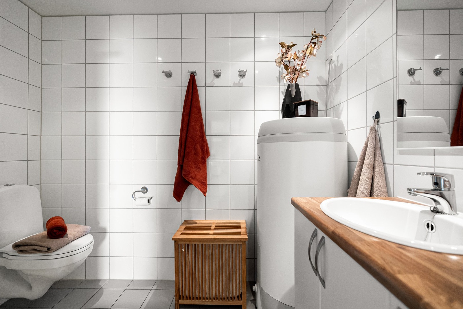 Leiligheten har to flislagte bad. Galleribilde