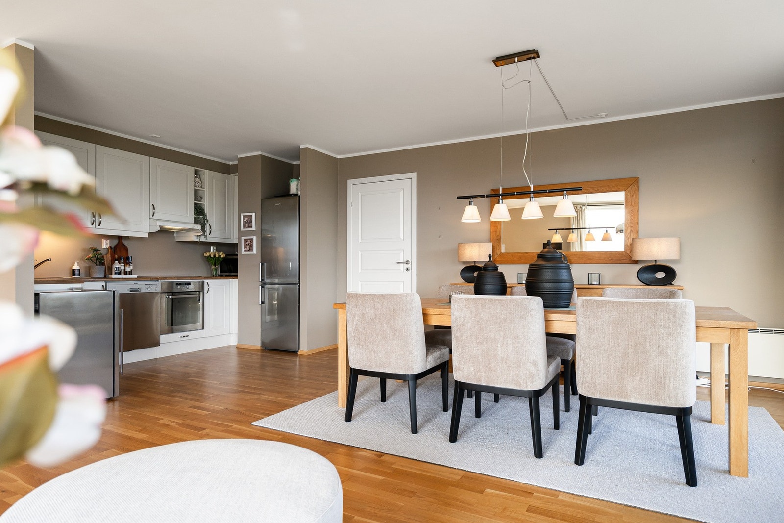 Lys og åpen stue- og kjøkkenløsning. Galleribilde