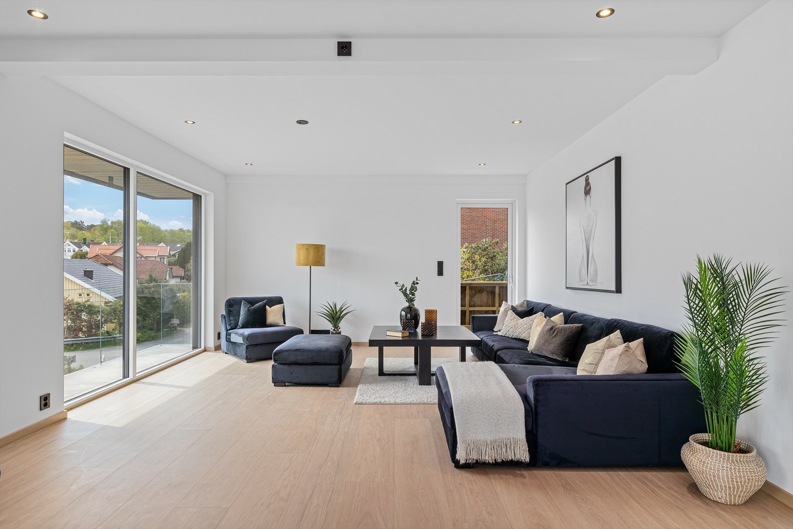 Boligen har høy standard og bokvalitet med stilren 1-stavs eikeparkett på gulv og vannbåren gulvvarme. Galleribilde