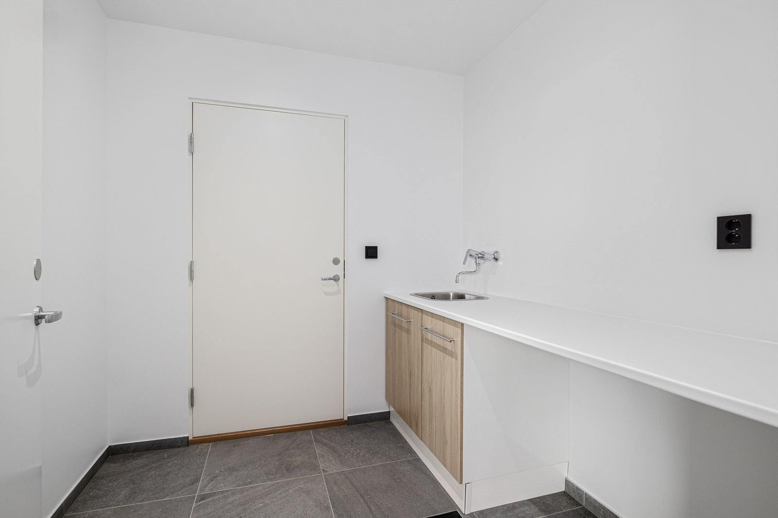 I 1. etasje ligger også et meget praktisk separat vaskerom, slik at vaskemaskin, tørketrommel og tilhørende enkelt kan stues vekk. Fra vaskerommet er det praktisk gjennomgang direkte til garasjen, så du kan gå tørrskodd fra bilen. Galleribilde