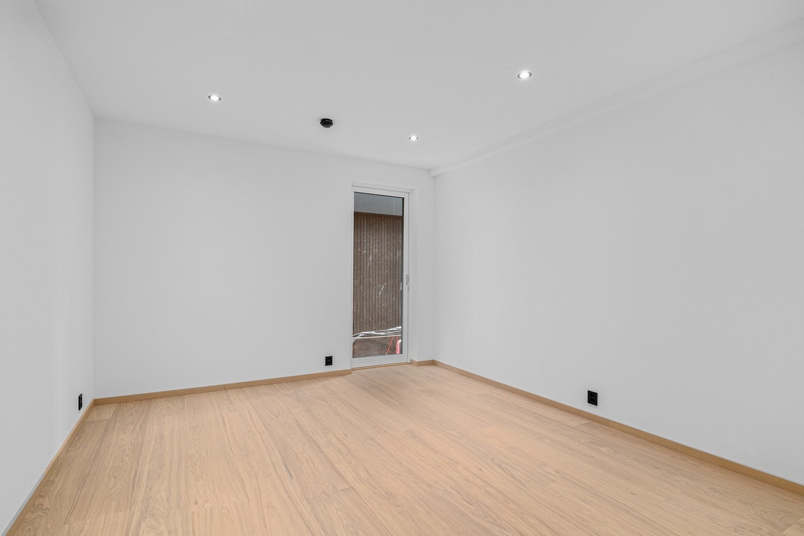 Det er god plass for montering av garderobeløsninger på begge rom. Galleribilde