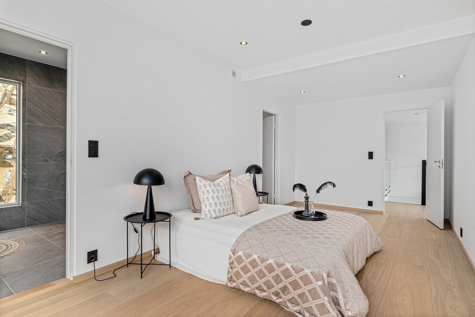 Hovedsoverommet byr på stikk og brytere i sort Elko plus, downlights i himling og lys 1-stavs eikeparkett på gulv. Galleribilde