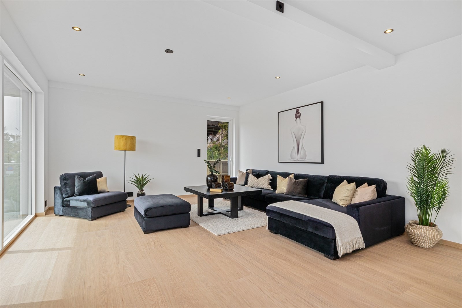 Stuen har god plass til en stor sofa og tv-møbler. Galleribilde