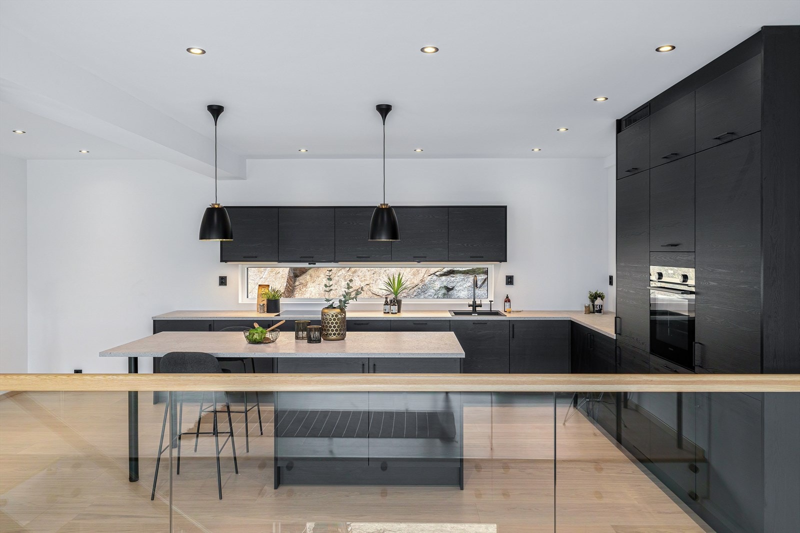 Boligen har et gjennomtenkt interiør med stilrene detaljer. Galleribilde