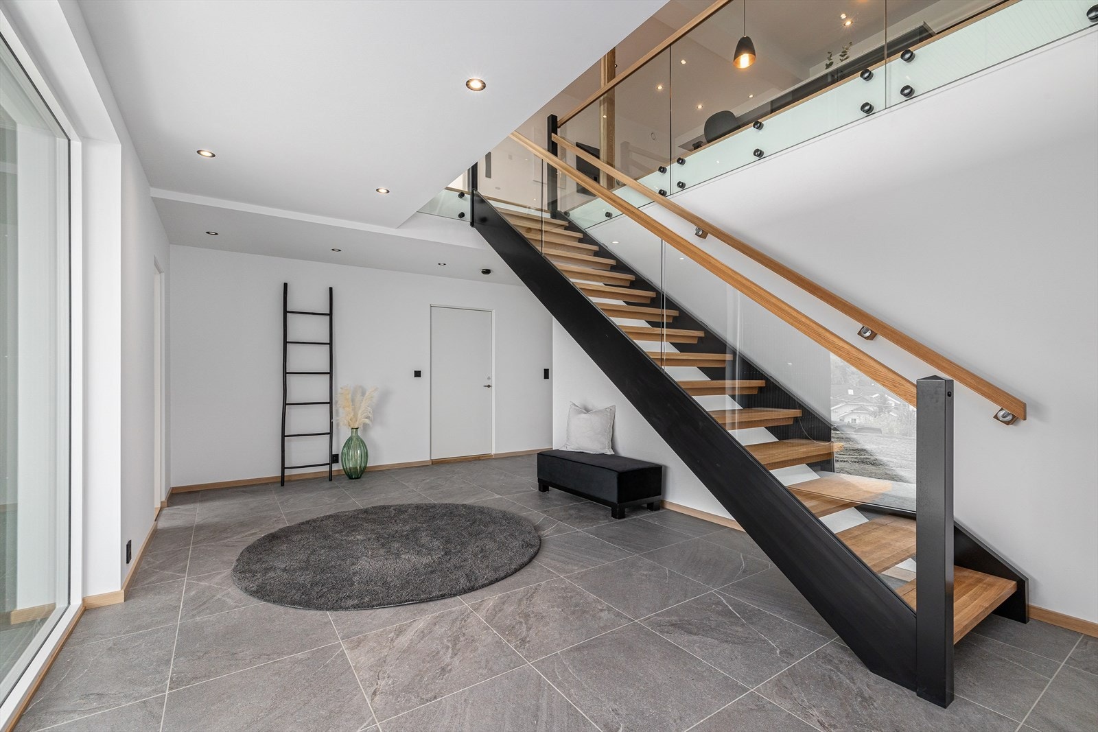 Boligen har en innbydende og stor hall med vannbåren gulvvarme. Fra hallen er det praktisk direkte tilknytning til garasjen via vaskerommet. Galleribilde
