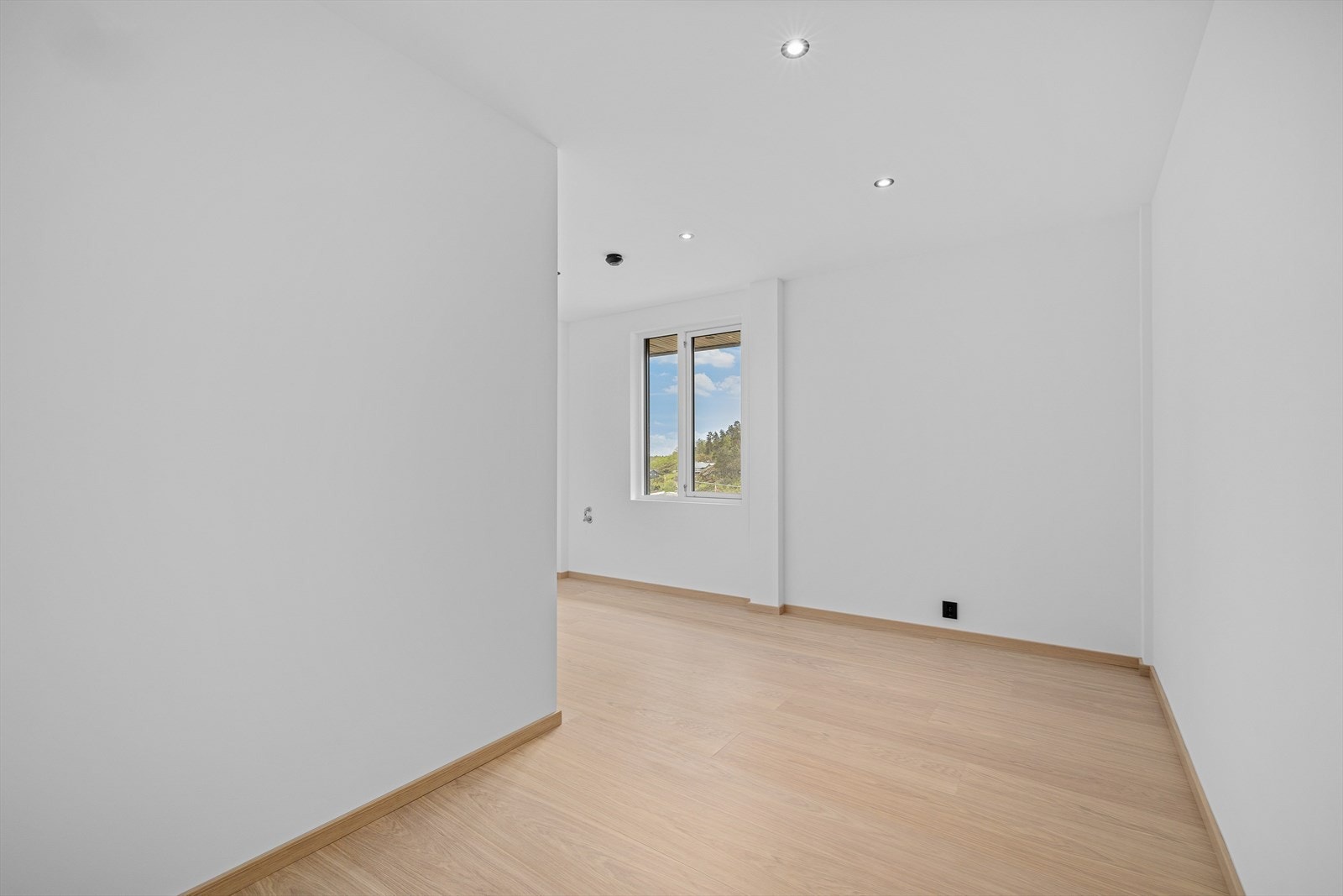 Soverom 2 og 3 er begge av meget god størrelse og passer ypperlig som både barnerom, lekerom eller gjesterom, avhengig av behov. Galleribilde