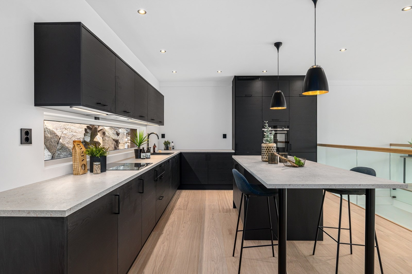 Innredningen har en effektiv utforming og plassen er godt utnyttet med rikelig av skap-, skuff- og benkeplass. Galleribilde