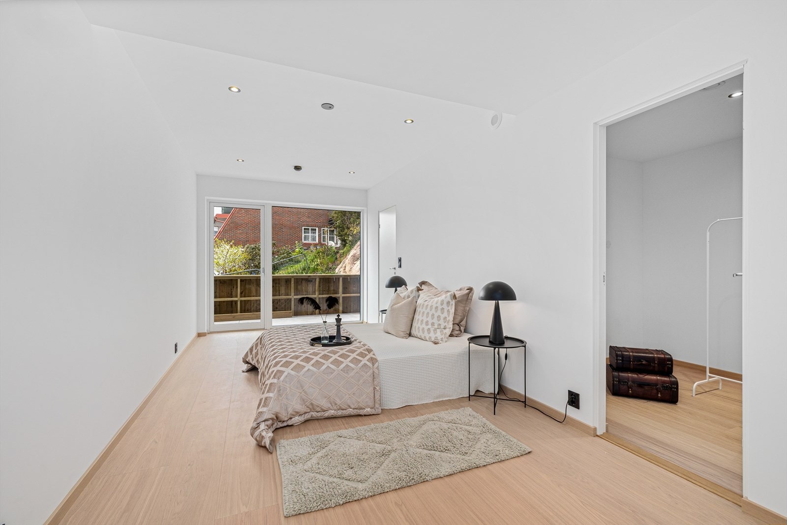 Boligen byr på 3 romslige soverom, der hovedsoverommet er praktisk plassert alene i suite-løsning i 2. etasje med direkte adkomst til eget bad, garderoberom og utgang til terrasse. Galleribilde