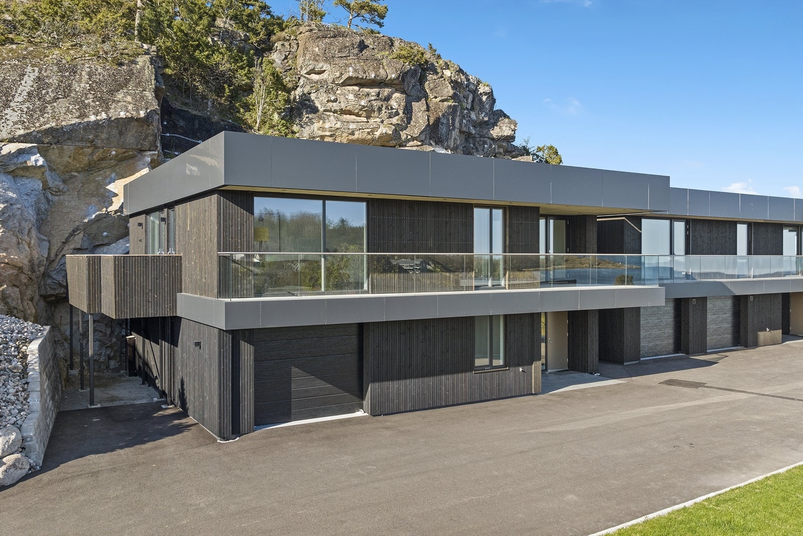 Ny, stilren funkisvilla med flott havutsikt, gode solforhold og høy standard. Galleribilde