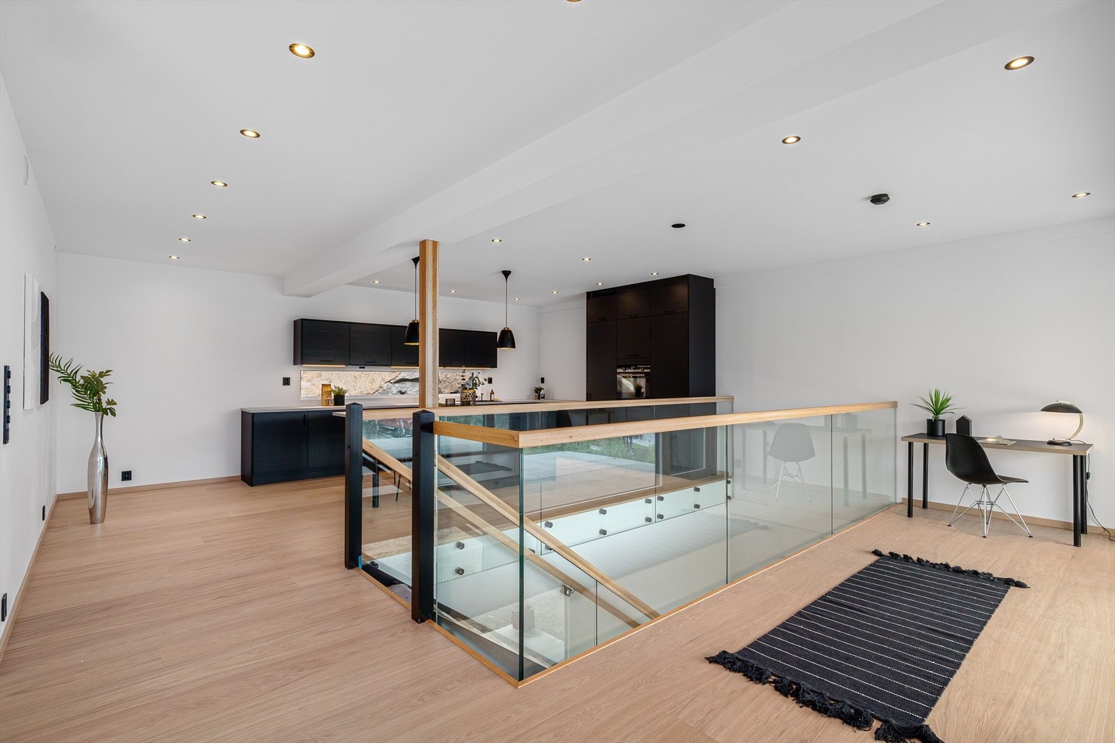 Det er gjennomgående brukt listverk i eik og sorte detaljer. Galleribilde