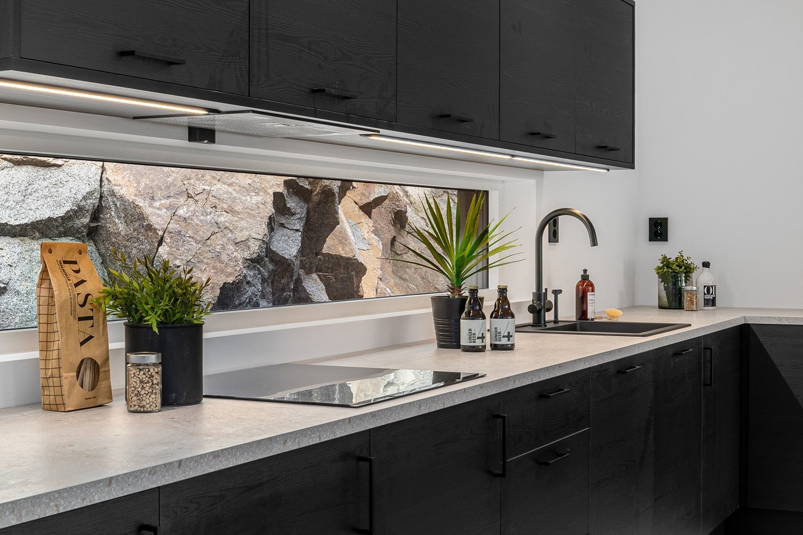 Kjøkkenet er utstyrt med integrert stekeovn i høyskap, induksjonstopp, ventilator, oppvaskmaskin og kjøl/fryseskap. Galleribilde