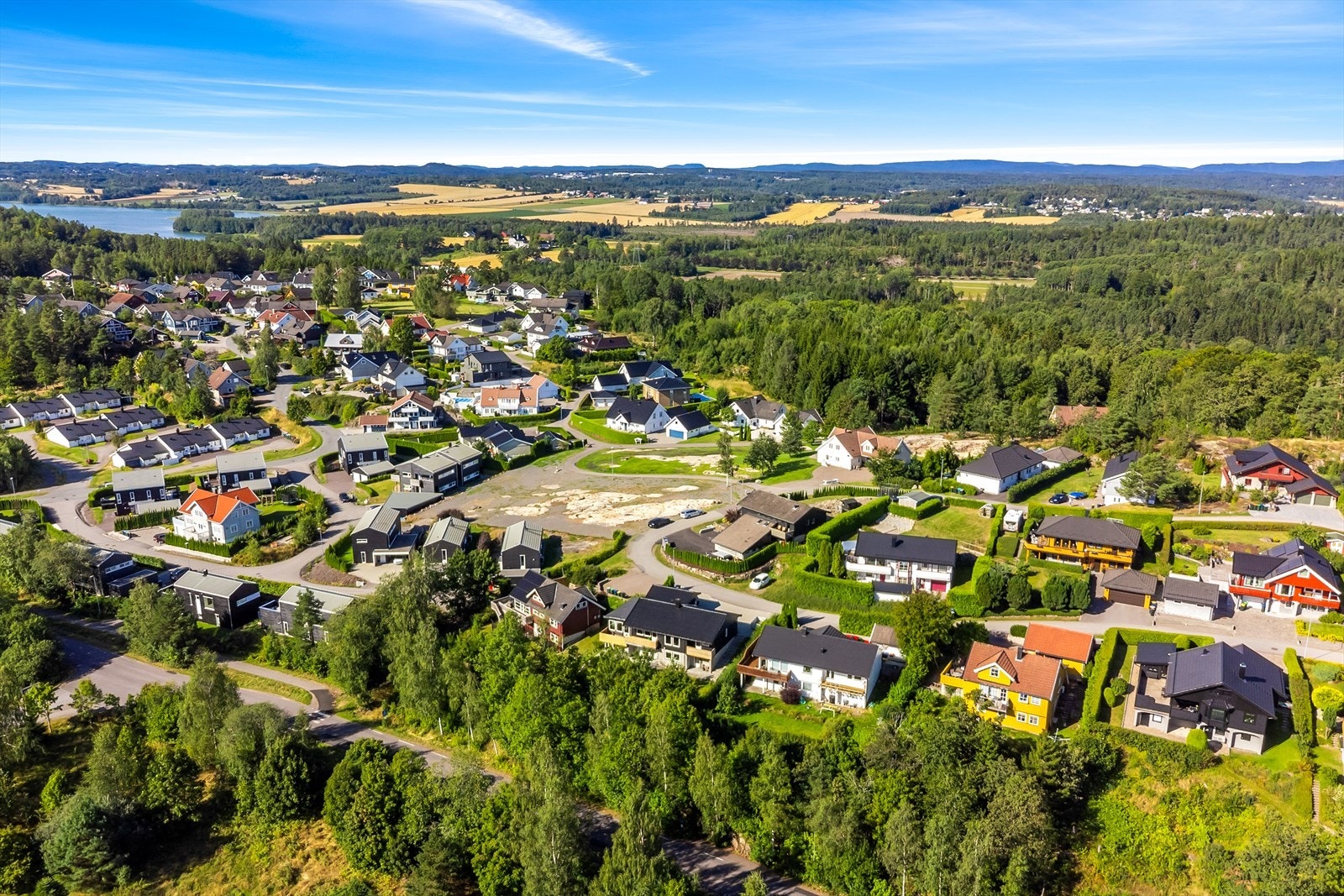 Naturskjønt og solrikt med vidstrakt utsikt over landskapet. Galleribilde