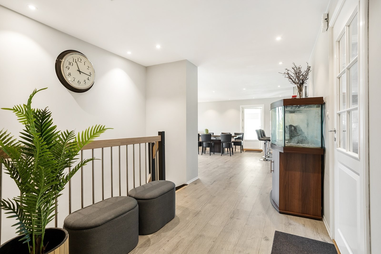 Åpen planløsning, gjennomgående gulv og moderne downlights. Galleribilde