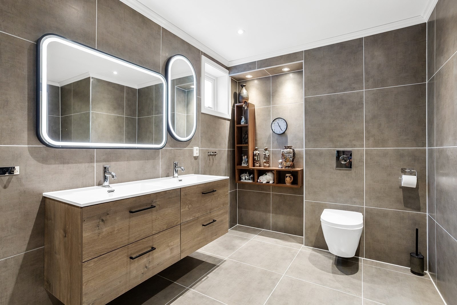 Eksklusivt bad med store fliser, belyste speil og tredetaljer. Galleribilde