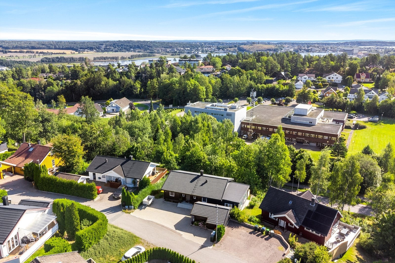 Høyt og solrikt med vidstrakt utsyn over landskapet og vannet. Galleribilde