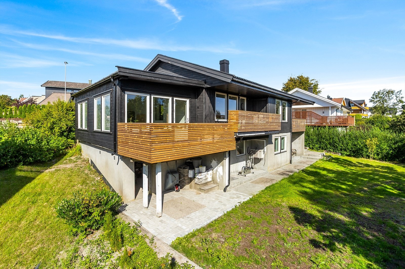 Moderne med sort kledning, lekre tredetaljer og to store balkonger. Galleribilde