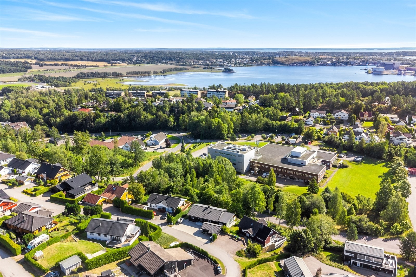 Solrikt med vidstrakt utsikt over sjø og grønne landskap. Galleribilde