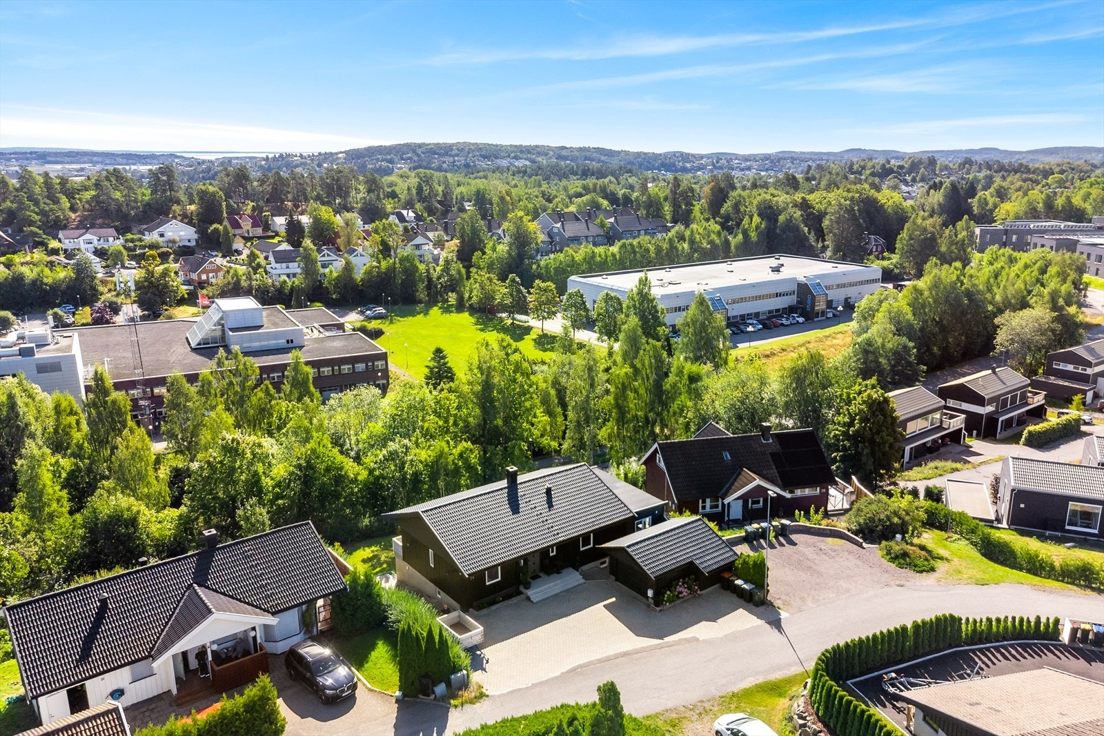 Usjenert beliggenhet med flott utsyn over grønne omgivelser.
Eiendommen sett fra luften, med utsikt mot sjøen og grønne omgivelser. Galleribilde