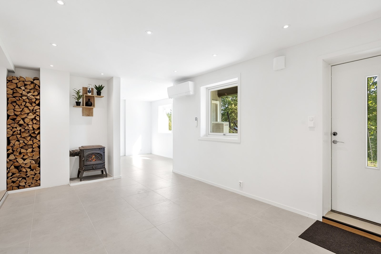 Gjennomgående stil med lekre gulvfliser, downlights og koselig peisovn. Galleribilde