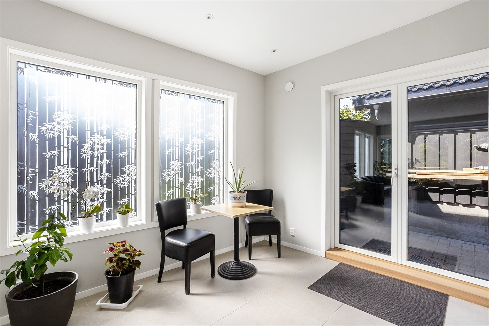 Store gulvfliser, downlights og glassdør med utgang til det fri. Galleribilde