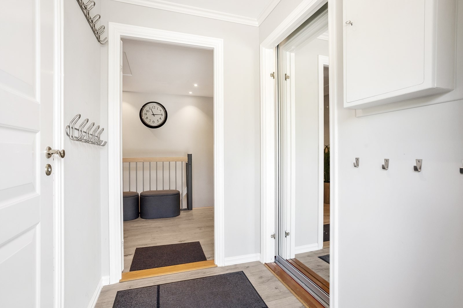 Innbydende entré med delikate fargevalg og stor garderobe med speilfronter. Galleribilde