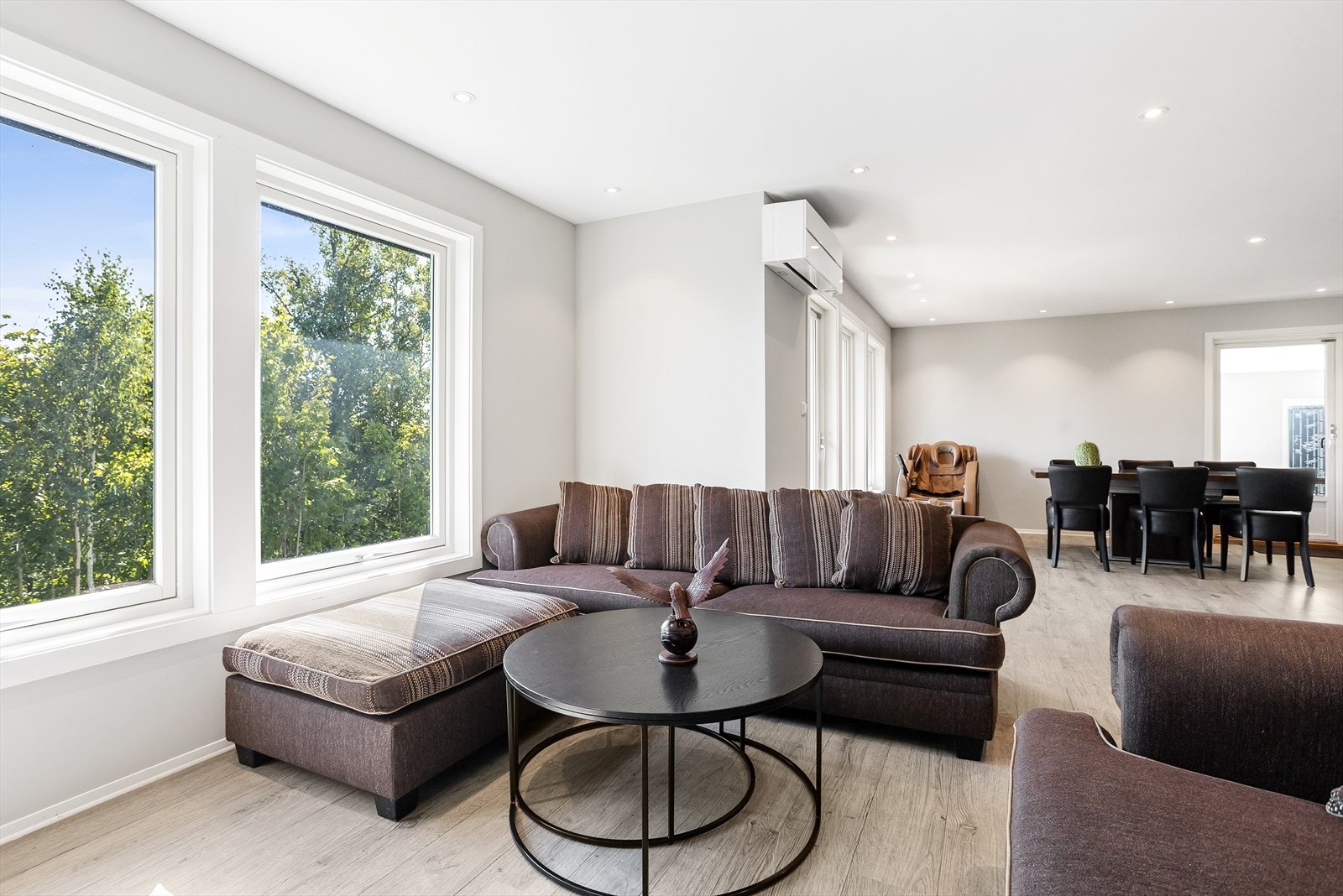 Moderne uttrykk med store vindusflater mot naturen og innfelte spotter i himling. Galleribilde