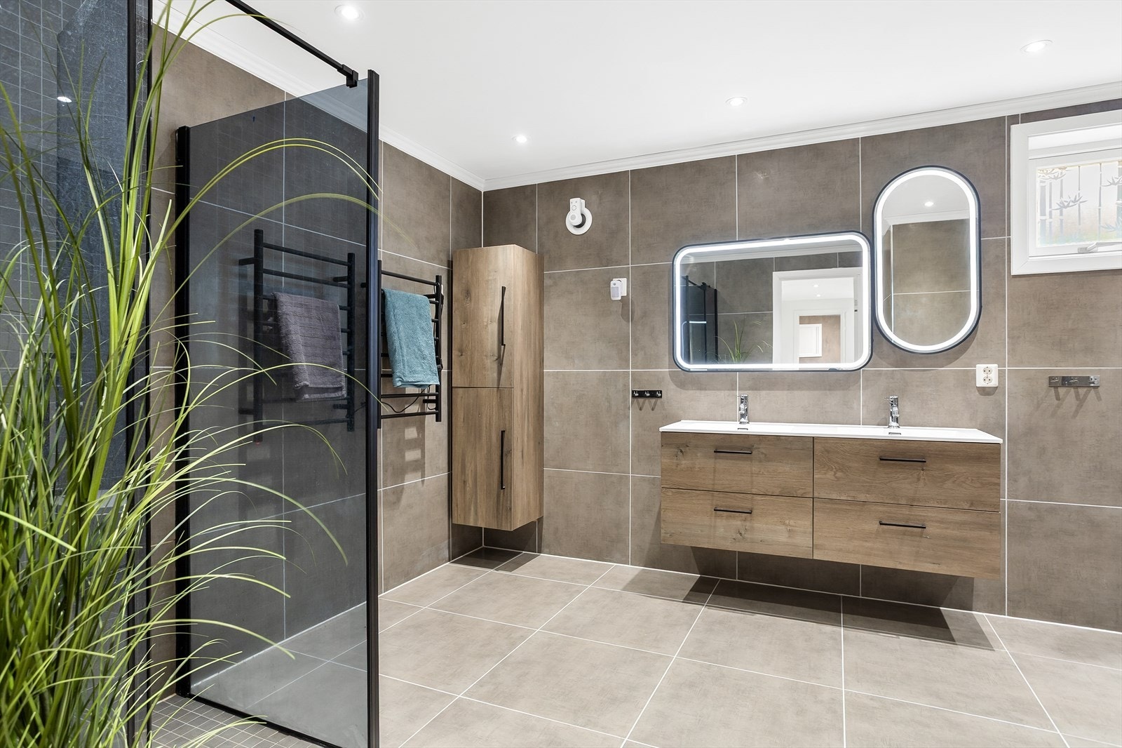 Lekkert bad med spafølelse, dobbel servant og sorte detaljer. Galleribilde