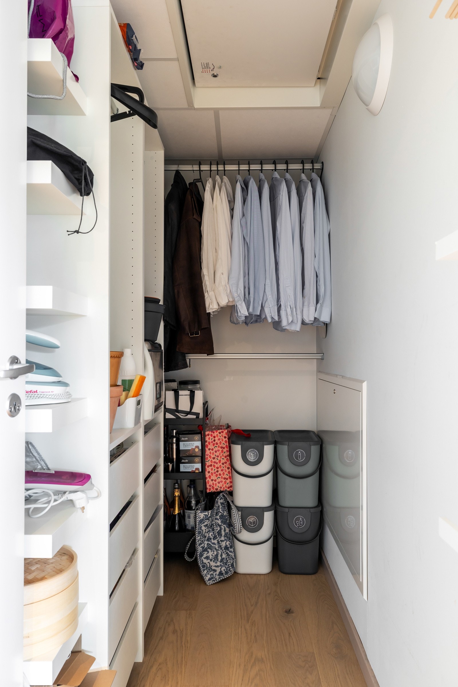 Leiligheten har en praktisk walk-in/bod med ekstra lagringsplass Galleribilde