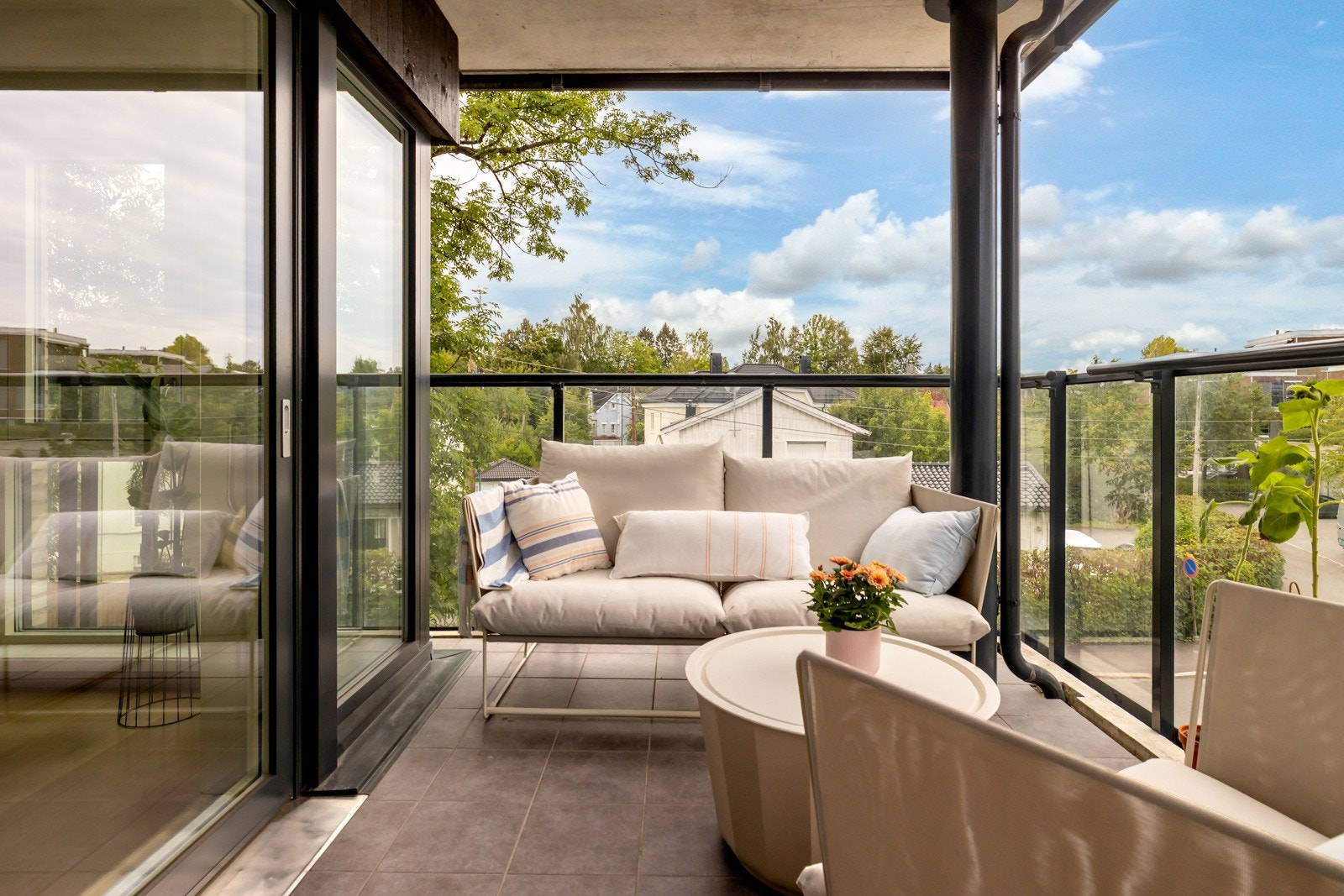 Balkongen er overbygget som skaper en svalt område på varme dager og gjør det lunt og godt på kvelden Galleribilde