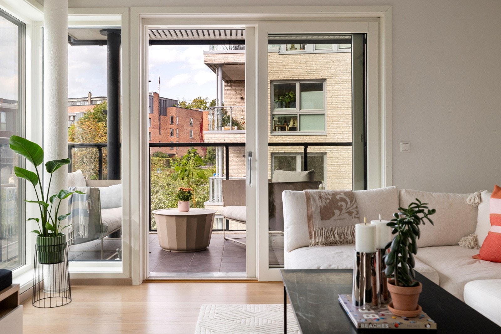 Fra stuen er det adkomst til leilighetens balkong Galleribilde