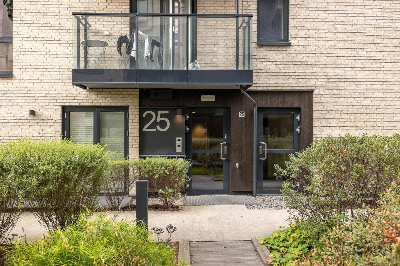 Fellesområdene er uten biltrafikk, med flotte grøntarealer/beplantning og oppvarmede gangstier på vinterstid Galleribilde